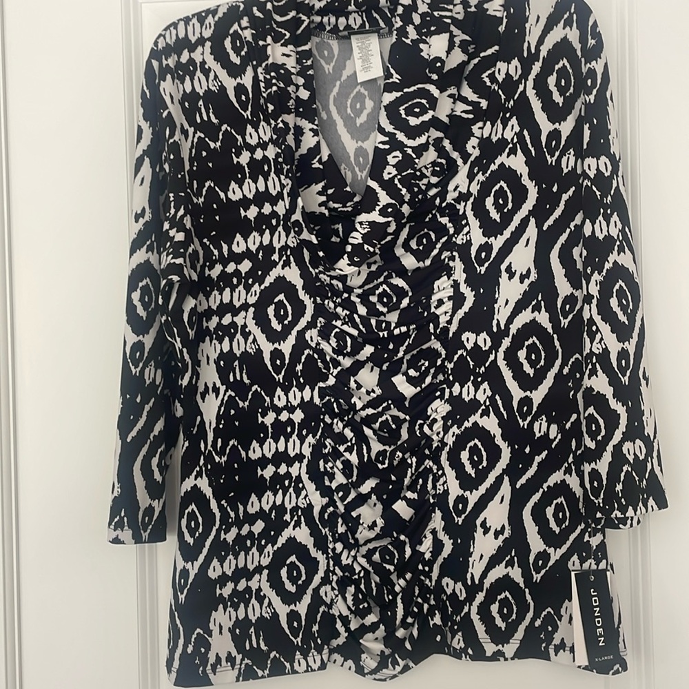 Jon Den XL top in black & white